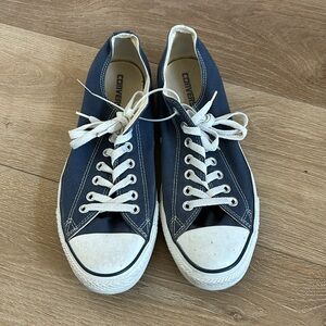 Navy blue converse low top shoes men’s size 9, women’s 11